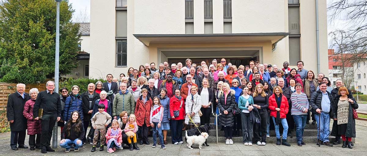 Die Gemeinde beim gemeinsamen Beisammensein